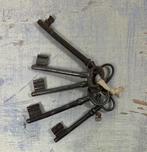 Antieke Franse sleutelbos met 5 sleutels, Antiek en Kunst, Curiosa en Brocante, Ophalen of Verzenden