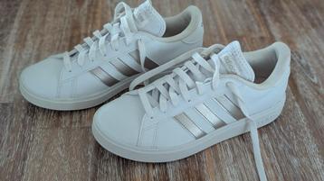Adidas schoenen  beschikbaar voor biedingen