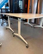 Twee grote witte bureautafels met wielen, Huis en Inrichting, Bureaus, Ophalen, Met wielen, Gebruikt, Bureau