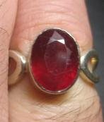 Robijn ring circa 1970 zilver 925 robijn 3 karaat, Ophalen, Zo goed als nieuw, 17 tot 18, Met edelsteen