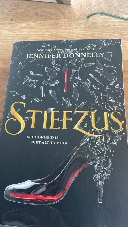 Jennifer Donnelly - Stiefzus, Boeken, Kinderboeken | Jeugd | 13 jaar en ouder, Zo goed als nieuw, Ophalen of Verzenden