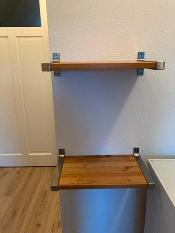 Twee Houten Wandplanken met Metalen Beugels beschikbaar voor biedingen