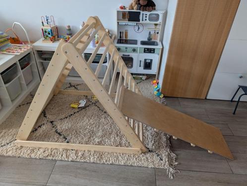 Opklapbare klimdriehoek met omkeerbare glijbaan, Kinderen en Baby's, Speelgoed | Houten speelgoed, Zo goed als nieuw, Meubelstuk of Keukentje