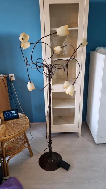 Tulpenlamp in goede conditie beschikbaar voor biedingen