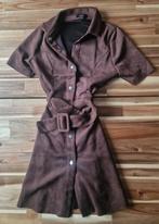 bruine suede jennyfer jurk, Kleding | Dames, Jurken, Bruin, Verzenden, Zo goed als nieuw, Knielengte