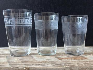 Antieke glazen, met mooi werkje – 3 stuks beschikbaar voor biedingen