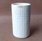 Arabia Finland vaas Oliivi Olga Osol wit vaasje vintage, Huis en Inrichting, Woonaccessoires | Vazen, Gebruikt, Wit, Aardewerk of Porselein