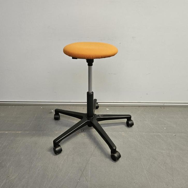 Ahrend kruk - oranje stoffering, Huis en Inrichting, Krukjes, Gebruikt