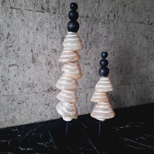 Creme parelmoer echte schelpentorens set van 2| vakkenkast, Huis en Inrichting, Woonaccessoires | Kandelaars en Kaarsen, Nieuw