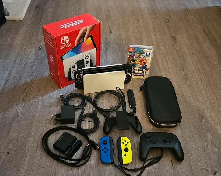 Nintendo Switch OLED + Veel Extra's!, Spelcomputers en Games, Games | Nintendo Switch, Zo goed als nieuw, Platform, 3 spelers of meer