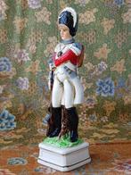 Antiek beeld uit Engeland van een historische soldaat 35 cm., Antiek en Kunst, Ophalen of Verzenden