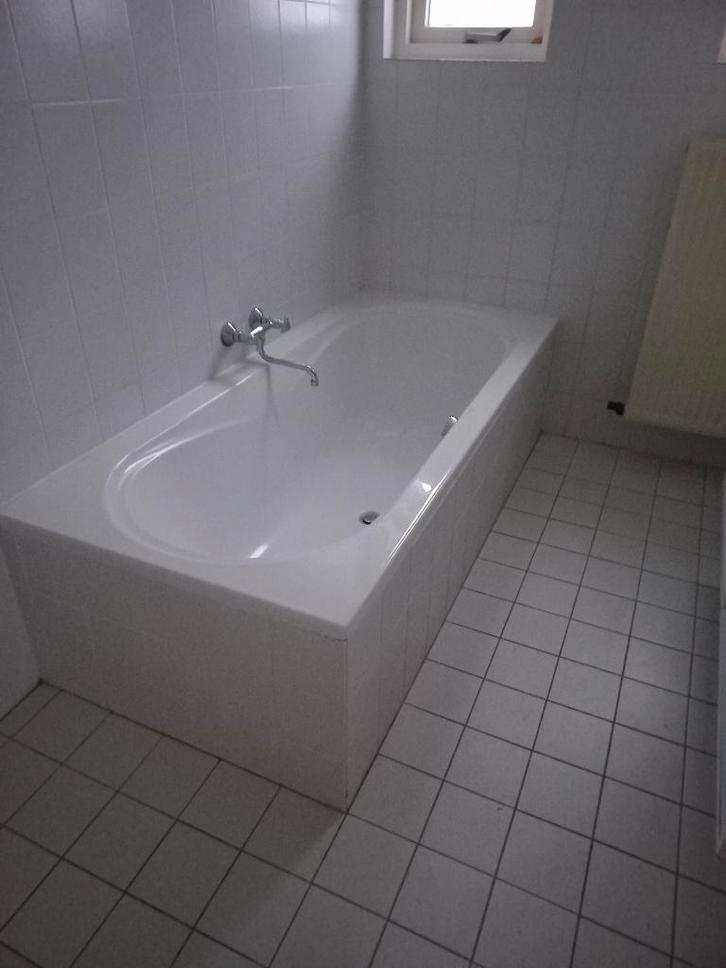 ligbad, wasbakken, hoge bakkamerkast,  spiegel, kranen, Huis en Inrichting, Badkamer | Complete badkamers, Gebruikt, Met bad, Ophalen