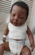 Realistische bruine baby pop, Verzamelen, Poppen, Ophalen, Zo goed als nieuw, Pop