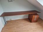 bureau in mahonie kleur in hoogte verstelbaar, Ophalen, In hoogte verstelbaar, Gebruikt, Bureau