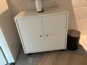 Wastafelkast wit goede toestand beschikbaar voor biedingen