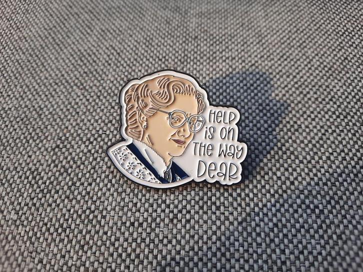 1 mooie pin van Mrs. Doubtfire te koop, Verzamelen, Speldjes, Pins en Buttons, Nieuw, Speldje of Pin, Overige onderwerpen, Ophalen of Verzenden
