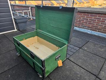 Oude hutkoffer/ kist op wieltjes  beschikbaar voor biedingen