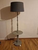 Landelijke staande lamp met tafeltje.  Voor de handige Harry, Huis en Inrichting, Lampen | Vloerlampen, Ophalen, Gebruikt, Landelijk