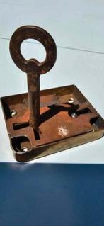 Antiek Huwil kastdeurslot met sleutel €10, Antiek en Kunst, Antiek | Gereedschap en Instrumenten, Ophalen of Verzenden