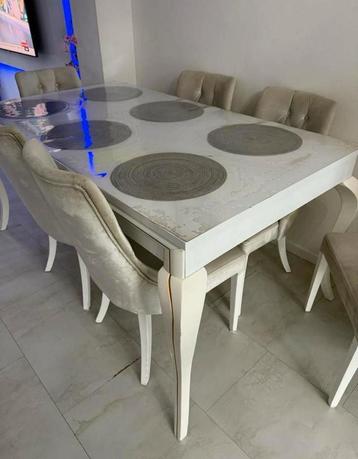 Witte eettafel uitschuifbaar + 6 stoelen beschikbaar voor biedingen