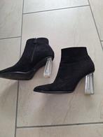 suede enkellaarzen met een bijzondere hak, Zwart, Lage of Enkellaarzen, Ophalen of Verzenden, Zo goed als nieuw