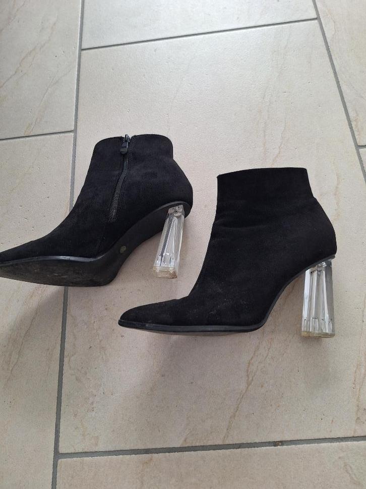 suede enkellaarzen met een bijzondere hak, Kleding | Dames, Schoenen, Zo goed als nieuw, Lage of Enkellaarzen, Zwart, Ophalen of Verzenden