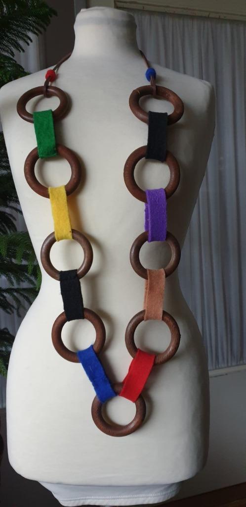 Uniek en upcycled houten gordijnringen ketting, Sieraden, Tassen en Uiterlijk, Kettingen, Nieuw, Overige materialen, Bruin, Verzenden