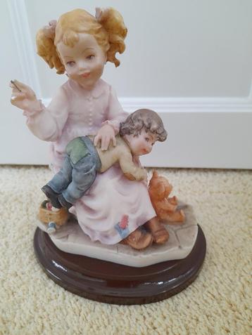 Schattig beeldje van twee kinderen beschikbaar voor biedingen