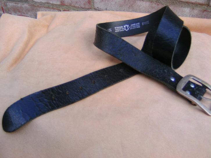 Matzwarte leren riem met metalen sluiting, Kleding | Heren, Riemen en Ceinturen, Zo goed als nieuw, Riem of Ceintuur, 95 tot 105 cm