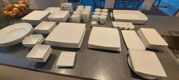 Yong Servies Set - Compleet!, Huis en Inrichting, Keuken | Servies, Zo goed als nieuw, Compleet servies, Effen, Porselein, Ophalen