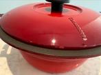 Cousances Raymond Loewy 29 cm kersenrood met schade, Huis en Inrichting, Keuken | Potten en Pannen, Gebruikt, Gietijzer, Ophalen of Verzenden