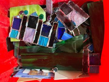 STUKJES TIFFANY GLAS EN TEGELS beschikbaar voor biedingen