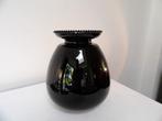 Art Deco Doyen Vaas, zwart opaline glas
