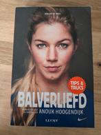 Balverliefd – Anouk Hoogendijk (goede staat), Boeken, Ophalen of Verzenden, Gelezen, Vincent de Vries, Balsport