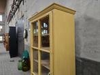 Vintage Houten Vitrinekast Geel | Half Hoge Vitrine Kast 3, Huis en Inrichting, Kasten | Vitrinekasten, Gebruikt, Antiek Retro Vintage Brocante Landelijk Industrieel