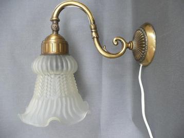 Antiek vergulde messing wandlamp met een rokkapje. beschikbaar voor biedingen