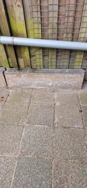 Trottoir banden beschikbaar voor biedingen
