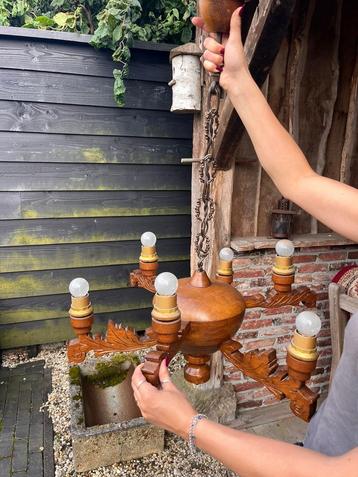 Houten Hanglamp met Houtsnijwerk beschikbaar voor biedingen