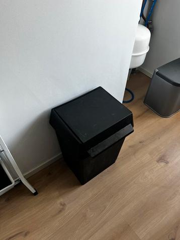 Two-basket recycling bin beschikbaar voor biedingen