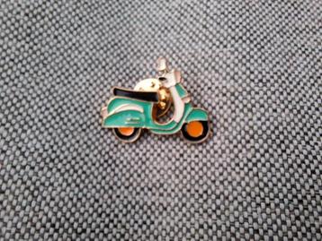 1 mooie pin van een groen / witte scooter te koop beschikbaar voor biedingen