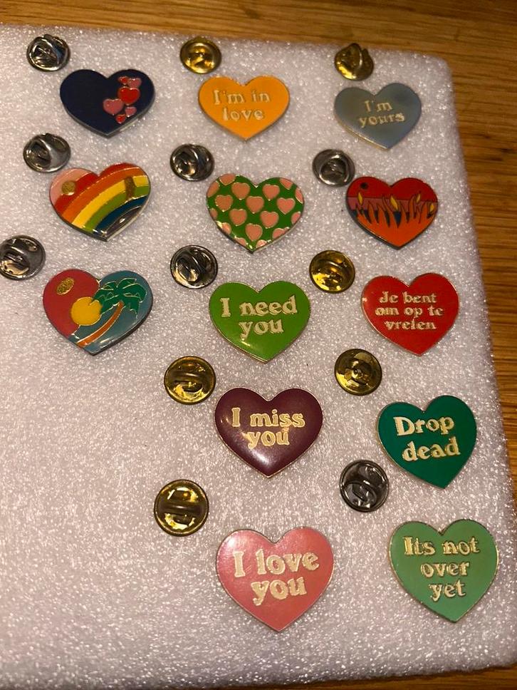 Hartjes tekst pins, Verzamelen, Speldjes, Pins en Buttons, Zo goed als nieuw, Speldje of Pin, Overige onderwerpen, Ophalen of Verzenden