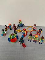Kinder poppetjes spelend met fiets, step, bal, hoepels, Kinderen en Baby's, Speelgoed | Playmobil, Ophalen of Verzenden, Gebruikt
