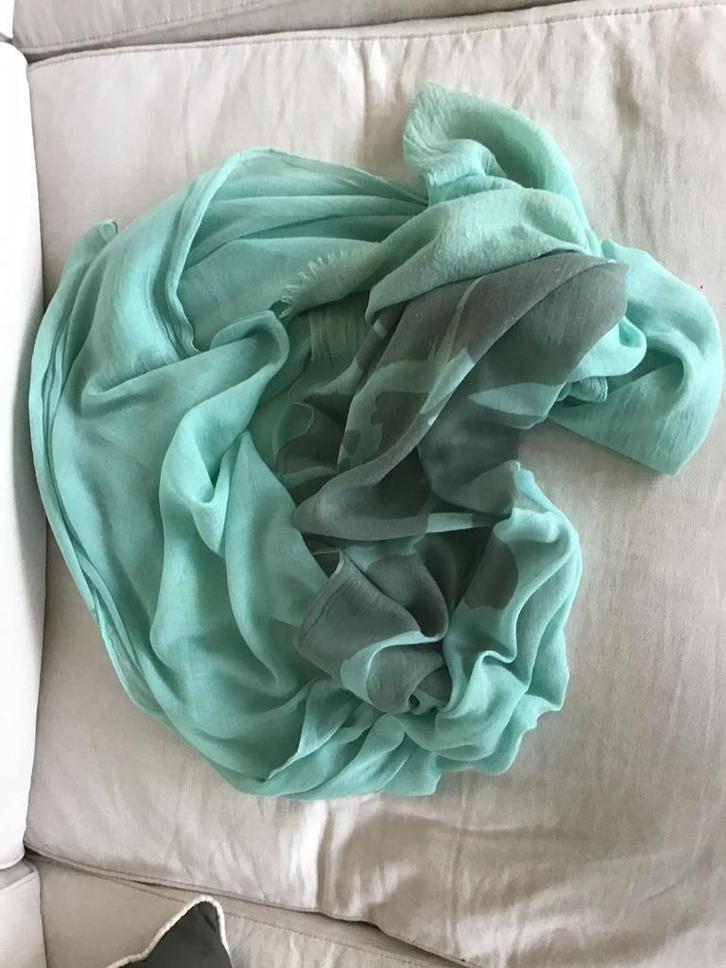 Hele mooie grote sjaals om je nek, fleurt vaak iets op! !!!, Kleding | Dames, Mutsen, Sjaals en Handschoenen, Zo goed als nieuw