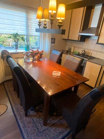Gratis Eettafel met 6stoelen beschikbaar voor biedingen
