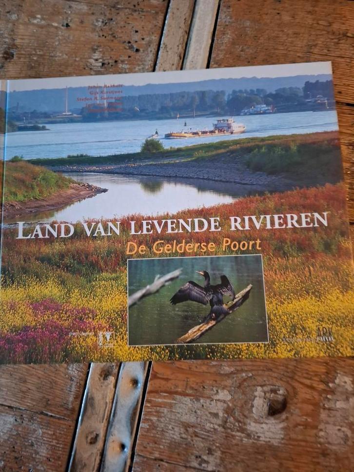 Land van Levende Rivieren - De Gelderse Poort, Boeken, Streekboeken en Streekromans, Gelezen, Gelderland, Ophalen of Verzenden