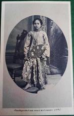 Nederlands Indie Studioportret van jonge vrouw met waaier, Ophalen of Verzenden, Voor 1920, Ongelopen