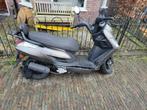 Kymco Dink geel kenteken 2015 met kettingslot en zwarte helm, Fietsen en Brommers, Scooters | Kymco, Zo goed als nieuw, Ophalen