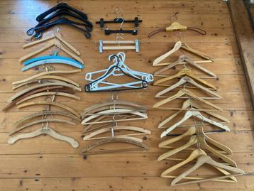 57 vintage houten kledinghangers kunststof met tekst reclame beschikbaar voor biedingen