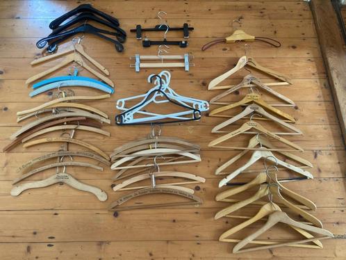 57 vintage houten kledinghangers kunststof met tekst reclame, Kleding | Dames, Kledinghangers, Zo goed als nieuw, Ophalen of Verzenden