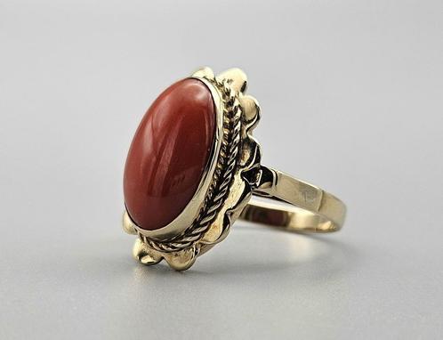 Gouden Vintage ring met edelsteen bloedkoraal. 2024/195, Sieraden, Tassen en Uiterlijk, Antieke sieraden, Ring, Goud, Met edelsteen